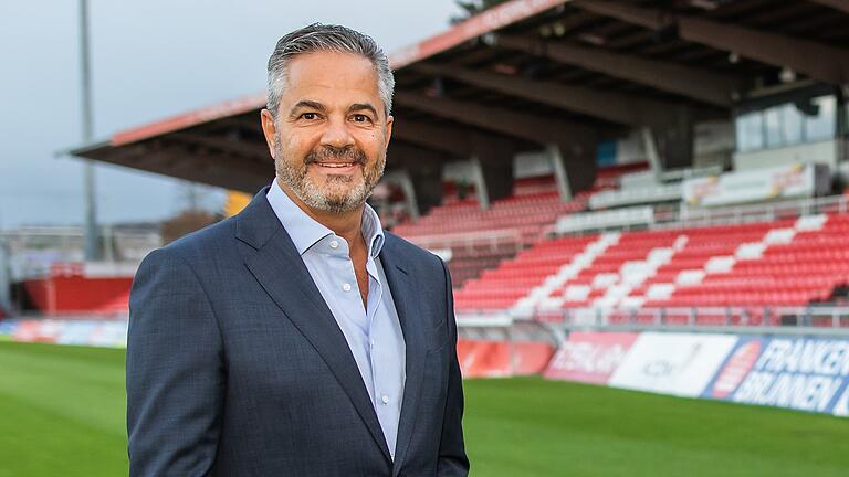 Unter anderem als Förderer der Würzburger Kickers ist Michael Reizel in der Region bekannt geworden. Jetzt steigt der BVUK-Gründer aus der Geschäftsführung seiner bundesweit tätigen Versicherungsagentur aus.