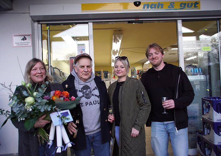 Sie sind gerührt von der großen Anteilnahme zum Abschied (von links): Renate und Eric Sauer mit Tochter Corinna Sauer und Sohn Simon Sauer. Sie sind gerührt von der großen Anteilnahme zum Abschied (von links): Renate und Eric Sauer mit Tochter Corinna Sauer und Sohn Simon Sauer.