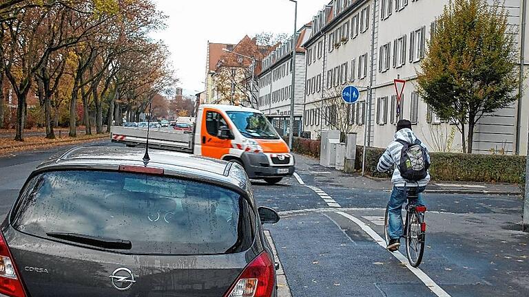 Den heutigen Geh- und Radweg sehen die Fraktionen von SPD und Grünen als große Gefahrenquelle. Sie fordern deshalb eine Verlegung des Radwegs auf die Fahrbahn. Die Parkplätze befänden sich dann zwischen Geh- und dem Radweg.