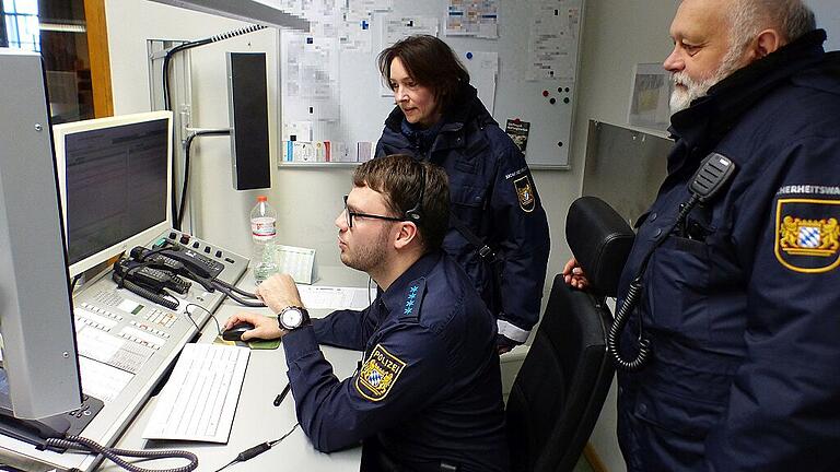 Besprechung im Dienstraum der Polizei Kitzingen: Polizeihauptmeister Dominik Rhein gibt Margit Kilian und Ralf Lindberg von der Sicherheitswacht einen Auftrag.