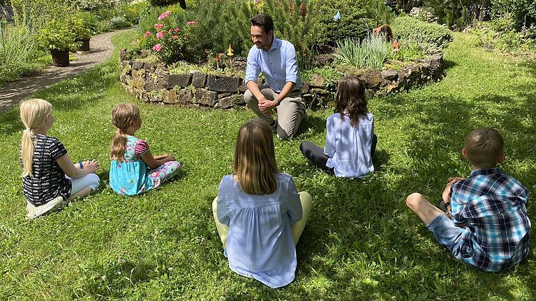 Bürgermeister Manuel Kneuer tauscht sich gerne, wie hier im Bild, mit Kindern der Gemeinde aus. Bald will er feste Kinderratssitzungen abhalten.