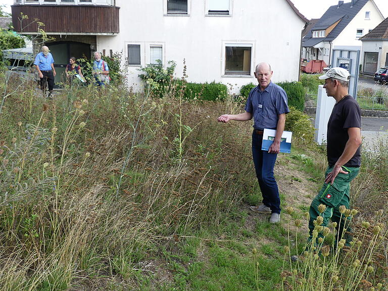 Besonders lobenswert: Die abgeblühte Fläche im Eingangsbereich der Umweltbildungsstätte, die demonstrativ aufzeigt, dass im Zielkonflikt zwischen der Ökologie und Ästhetik der Natur und Artenvielfalt der Vorrang gegeben wird. Die abgeblühten Pflanzen bleiben über den Winter stehen und dienen als wichtiger Lebensraum.