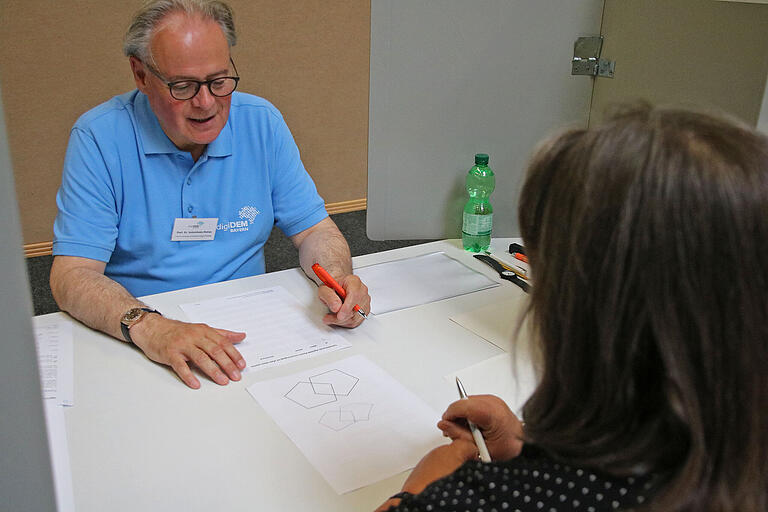 digiDEM-Projektleiter Professor Peter Kolominsky-Rabas bei der Durchführung eines Mini-Mental-Status-Test (MMST).