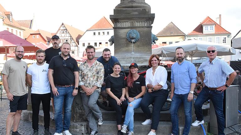 Die Corona-Pause hat den Donnerstagskonzerten in Bad Neustadt nicht geschadet, waren sich das Gastronomie-Team und stellvertretender Bürgermeister Norbert Klein (rechts) einig.