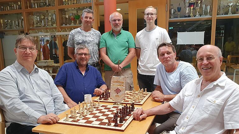 Die Kitzinger Regionalliga-Meistermannschaft (von links) mit Karl-Heinz Kannenberg, Georg Kwossek, Dimitriy Cernins, Leo Eckert, Markus Sendner, Matthias Basel und Konstantin Kunz. Zur Mannschaft gehört auch Hans Nußbaumer.