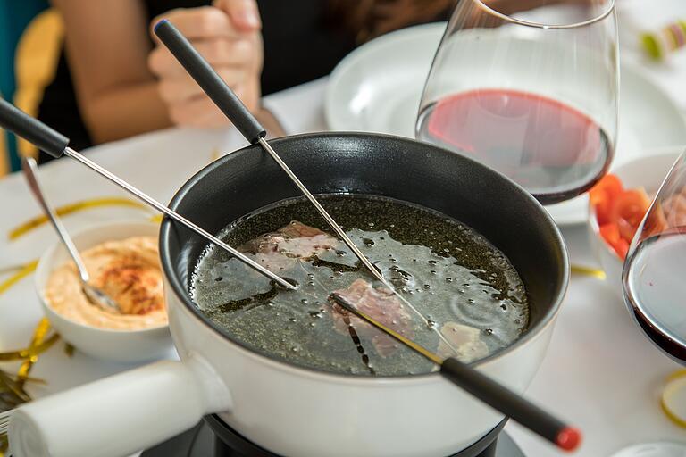 So bringt man Fleischliebhaber, Vegetarier und Veganer unter einen Hut: Im Fonduetopf kann sich jeder brutzeln, was er möchte. So bringt man Fleischliebhaber, Vegetarier und Veganer unter einen Hut: Im Fonduetopf kann sich jeder brutzeln, was er möchte.