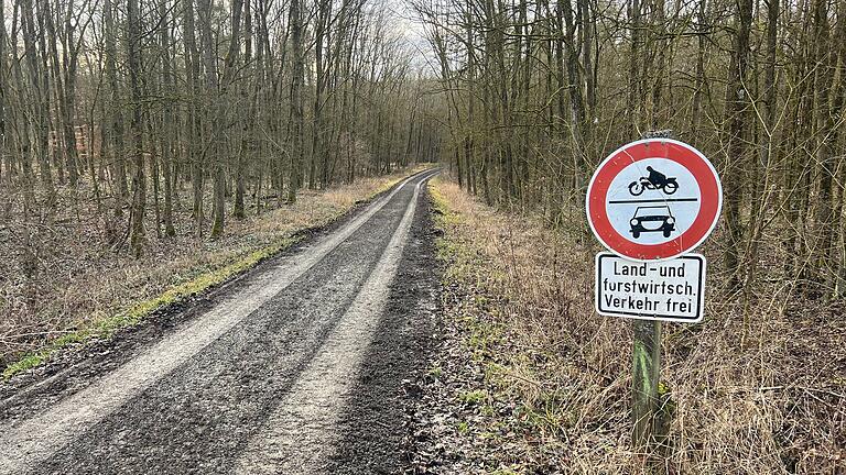 Laut Schild ist land- und forstwirtschaftlicher Verkehr auf dem Weg erlaubt.