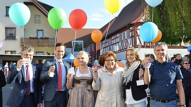 Es waren mehr als 99 Luftballons,die die Stammheimer als Zeichen ihres Einsatzes für Demokratie und Toleranz steigen ließen. Prominente Gäste waren (von links) Martin Mack (Zweiter Bürgermeister), Landrat Florian Töpper, Weinprinzessin Annika Moller, Landtagspräsidentin Barbara Stamm, Weinkönigin Silena Werner und Martin Becher (Bayerisches Bündnis für Toleranz).