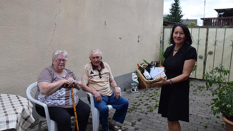 Zur Eisernen Hochzeit gratulierte die Zweite Bürgermeisterin Martha Bolkart-Mühlrath (rechts) dem Ehepaar Lydia und Karlheinz Rieß in Wiesenfeld und überbrachte ein Präsent.