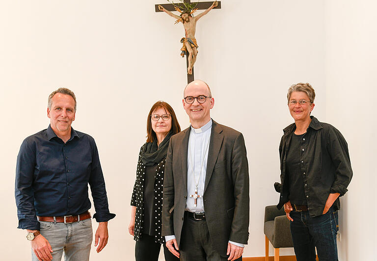 Beim Gespräch im Bischofshaus in Würzburg: Franz Jung mit (von links) Achim Muth, Mitglied der Chefredaktion der Main-Post, und den Redakteurinnen Christine Jeske und Alice Natter.