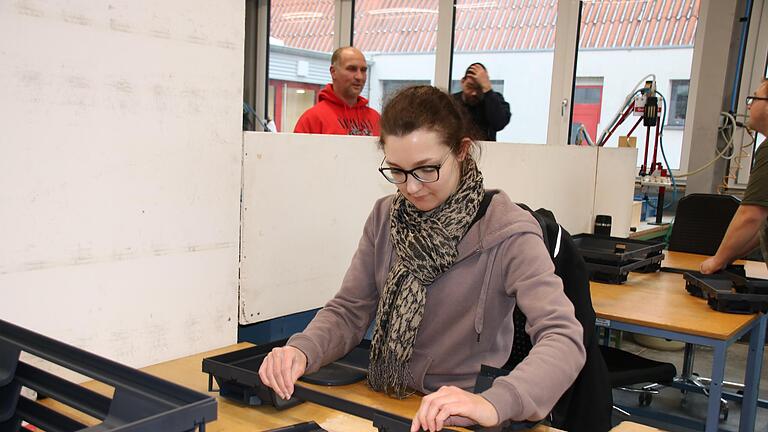 Mitarbeiterin Maria Müller setzt den Rahmen eines Produktes zusammen.       -  Mitarbeiterin Maria Müller setzt den Rahmen eines Produktes zusammen.