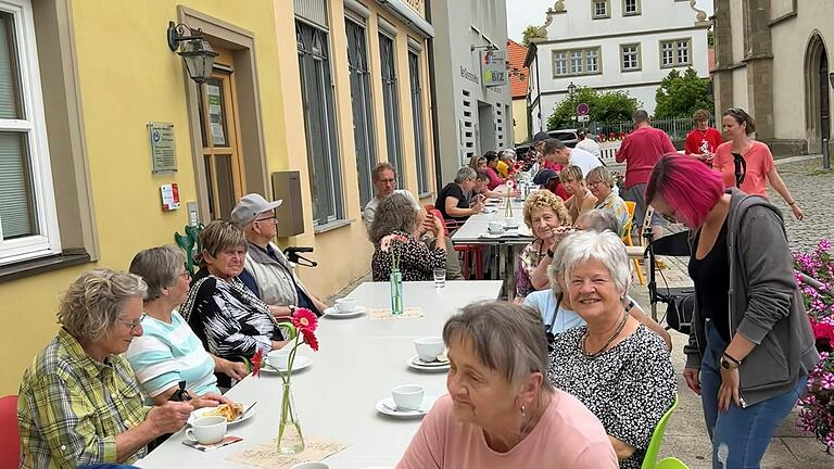 Vertiefung von Bekanntschaften und sensibilisierende Gespräche an der 'längsten Kaffeetafel der Nachbarschaft' in Haßfurt.