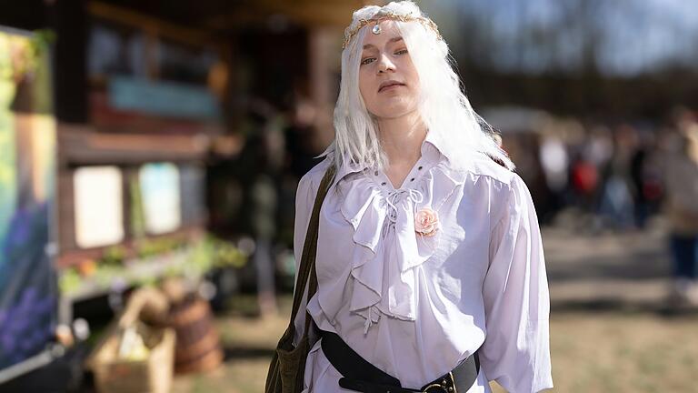 Raphael Stengel kommt aus Giebelstadt und ist überrascht davon, dass in seiner Nähe ein Mittelalter- und Fantasyfest stattfindet. Deshalb wollte er mal vorbeischauen.