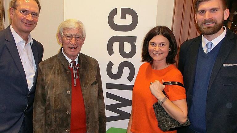 Schauspieler Siegfried Rauch (2. von links) war Ehrengast beim &bdquo;WISAG Nikolausempfang&ldquo; im Hotel Rebstock. Der Geschäftsführer der WISAG Bayern Marc Preußner (rechts) begrüßte unter anderem die Weltklasse-Sportler im Fechten Zita Funkenhauser (im Bild) und Matthias Behr (links).