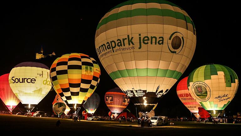 Höhepunkt der 25. Thüringer Montgolfiade: das Ballonglühen am Samstagabend, das sich Tausende Schaulustige nicht entgehen lassen wollten.