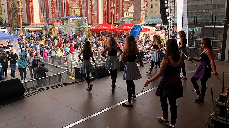 Eine junge Twirling-Tanzgruppe des TSV Güntersleben begeisterte beim Bühnen-Programm der BLSV-Kreise zum Würzburger Stadtfest.