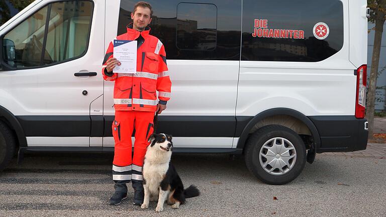 Andreas Herbel und Hündin Knopa dürfen nun nach Explosionen oder Erdbeben zur Hilfe eilen, wenn sie zur Suche nach verschütteten Personen gebraucht werden. Andreas Herbel und Hündin Knopa dürfen nun nach Explosionen oder Erdbeben zur Hilfe eilen, wenn sie zur Suche nach verschütteten Personen gebraucht werden.