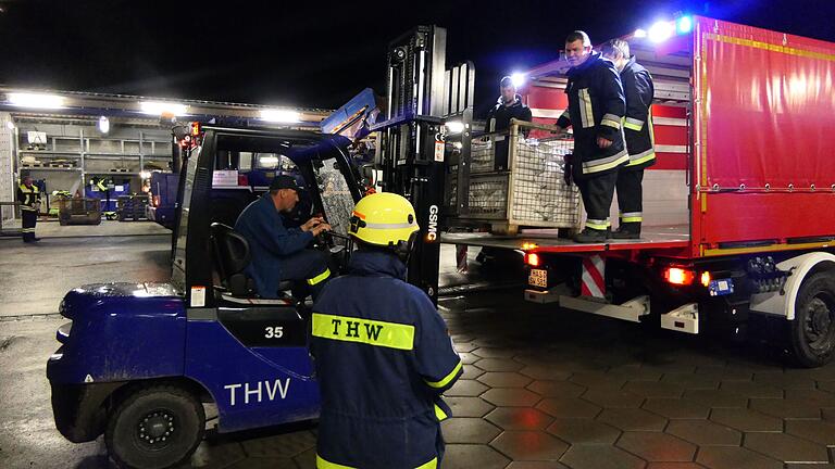 Auch der Gerätewagen der Feuerwehr Pfarrweisach war in die Auslieferung der Sandsäcke stundenlang mit eingebunden. Auch der Gerätewagen der Feuerwehr Pfarrweisach war in die Auslieferung der Sandsäcke stundenlang mit eingebunden.