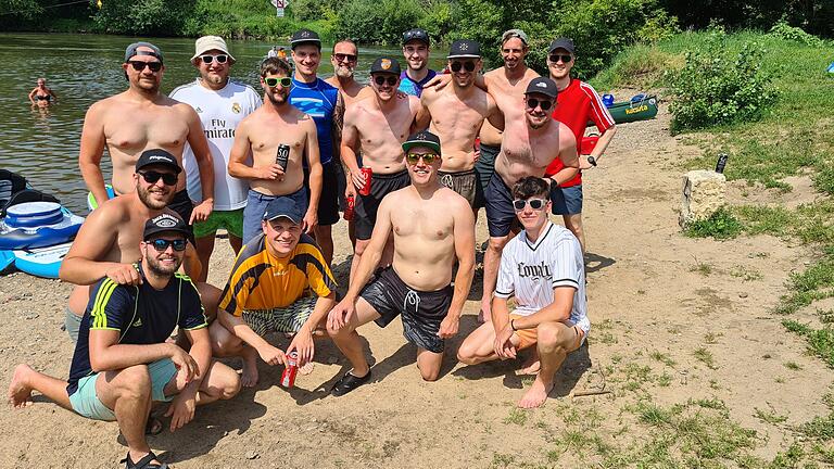 Am Wochenende und bei schönem Wetter ist viel los auf dem Altmain und am Inselstrand in Nordheim. Auch die Fußballmannschaft des SV Stammheim machte dort einen Stopp während ihrer Kanutour. Am Wochenende und bei schönem Wetter ist viel los auf dem Altmain und am Inselstrand in Nordheim. Auch die Fußballmannschaft des SV Stammheim machte dort einen Stopp während ihrer Kanutour.