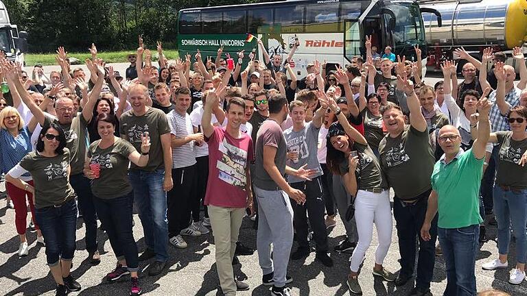 Die unterfränkischen Riedener kurz vor ihrer Abreise ins schweizerische Rieden zum großen Dorf-Treffen. Die unterfränkischen Riedener kurz vor ihrer Abreise ins schweizerische Rieden zum großen Dorf-Treffen.