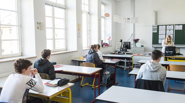 Diese Zehntklässler von der Frieden-Mittelschule in Schweinfurt müssen im Unterricht die Maske nicht tragen: Im Unterrichtsraum kann der Mindestabstand von 1,50 Metern gewahrt werden. Außerdem zählt Schweinfurt aktuell nicht zu den Regionen mit alarmierend hoher Sieben-Tage-Inzidenz. Diese Zehntklässler von der Frieden-Mittelschule in Schweinfurt müssen im Unterricht die Maske nicht tragen: Im Unterrichtsraum kann der Mindestabstand von 1,50 Metern gewahrt werden. Außerdem zählt Schweinfurt aktuell nicht zu den Regionen mit alarmierend hoher Sieben-Tage-Inzidenz. 
