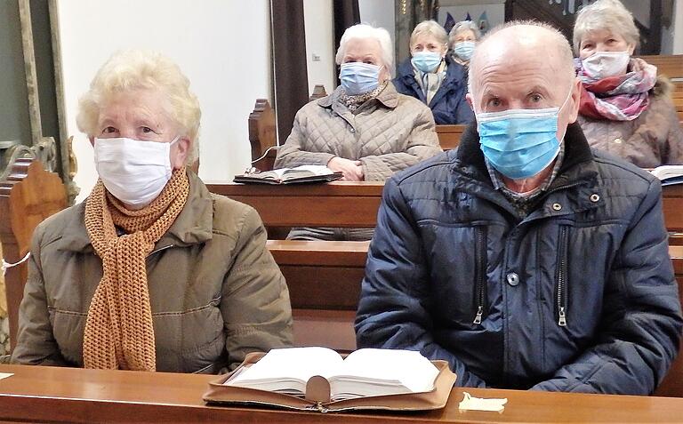 Ehepaar Rita und Hans Werner: geehrt für 30 Jahre Sorge um die Mariengrotte im Friedhof Unterspiesheim beim Gottesdienst in der Kirche St. Sebastian. Ehepaar Rita und Hans Werner: geehrt für 30 Jahre Sorge um die Mariengrotte im Friedhof Unterspiesheim beim Gottesdienst in der Kirche St. Sebastian.