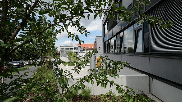 Im Zentrum für Seelische Gesundheit am König-Ludwig-Haus in Würzburg, das 2017 eröffnet wurde, wurde der Asylbewerber insgesamt vier Mal behandelt. Im Zentrum für Seelische Gesundheit am König-Ludwig-Haus in Würzburg, das 2017 eröffnet wurde, wurde der Asylbewerber insgesamt vier Mal behandelt. 