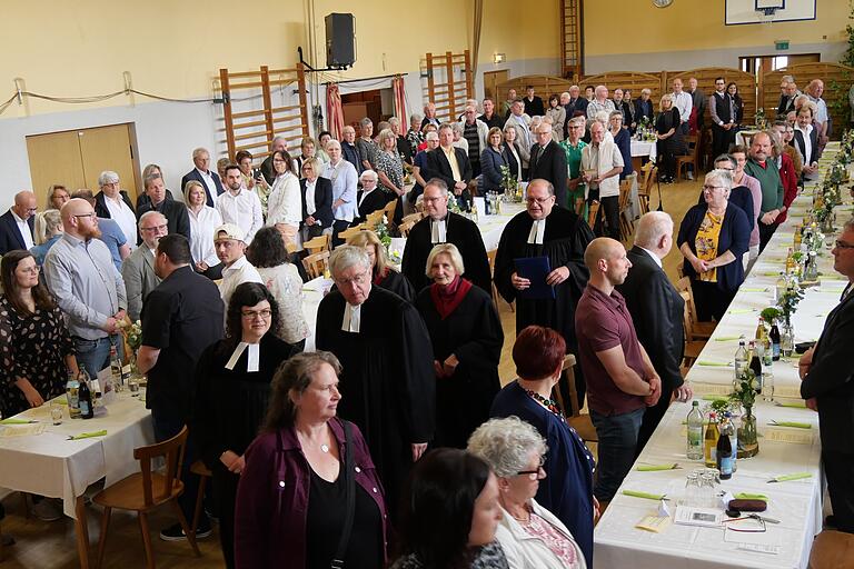 Einzug von Dekan Roth und Pfarrer Zwing sowie Verantwortliche aus dem Pfarrkapitel zum Festgottesdienst in der Turnhalle. Einzug von Dekan Roth und Pfarrer Zwing sowie Verantwortliche aus dem Pfarrkapitel zum Festgottesdienst in der Turnhalle.