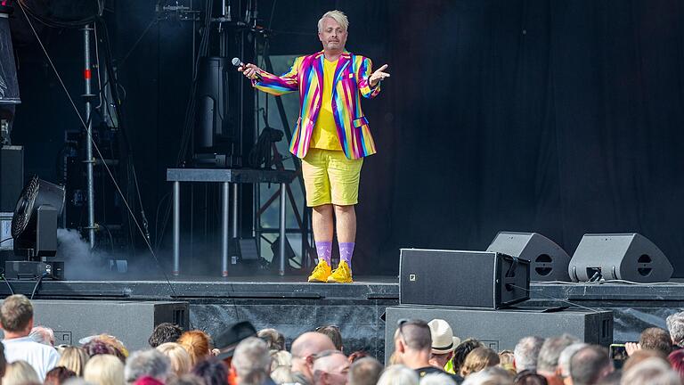Schlagersänger Ross Antony stand im kunterbunten Outfit auf der Bühne des Streutal-Festivals. Schlagersänger Ross Antony stand im kunterbunten Outfit auf der Bühne des Streutal-Festivals.