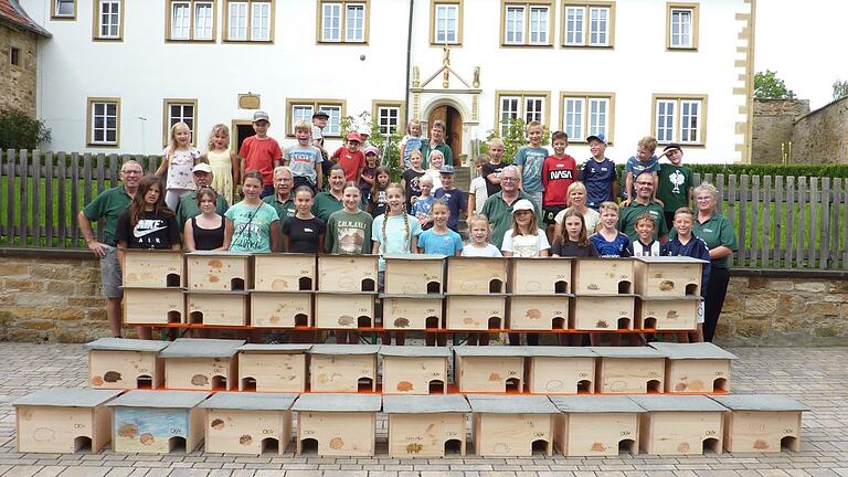 Kinder und Betreuer mit den Igelhotels. Kinder und Betreuer mit den Igelhotels.