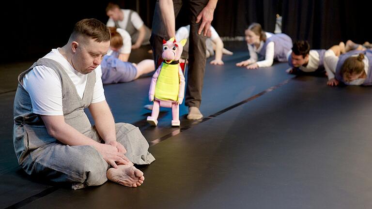 Zu Tanztheater mit Puppenspiel laden das Ensemble Theater Augenblick und Gäste ein.