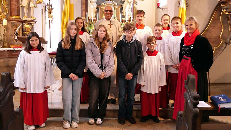 Pater Callistus Joseph CMF, die Hausener Firmlinge Teresa Legron, Elina Ebert und Jaron Sauer, der Altardienst und die Pastorale Mitarbeiterin Hiltrud Altenhöfer (rechts) am Patroziniumstag in der Kirche St. Wolfgang in Hausen. Es fehlt Firmling Emma Müller.