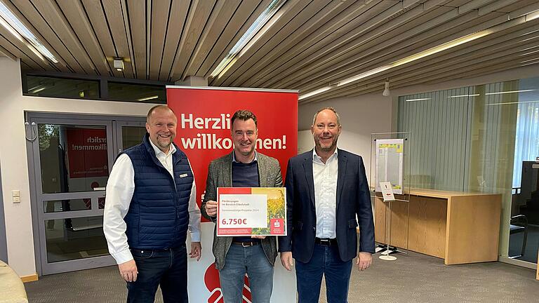 Symbolische Scheckübergabe (von links): Beratungscenterleiter Michael Junker, Bürgermeister Markus Schenk, Gebietsdirektor Heiko Därr Symbolische Scheckübergabe (von links): Beratungscenterleiter Michael Junker, Bürgermeister Markus Schenk, Gebietsdirektor Heiko Därr