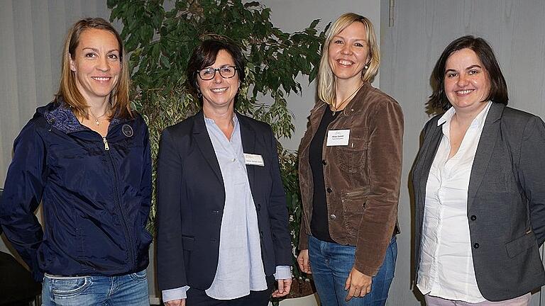 Den Tourismus in den Walddörfern voran bringen ist das gemeinsame Ziel von Bürgermeisterin Sonja Reubelt (rechts) und (links) Kathi Cavallo ( Tourismus- und Freizeitnetzwerk). Die Damen der Rhön GmbH Sabine Derleth-Streit (zweite von links) und Anja Schuchert (zweite von rechts) gaben wichtige Impulse und Anregungen. Den Tourismus in den Walddörfern voran bringen ist das gemeinsame Ziel von Bürgermeisterin Sonja Reubelt (rechts) und (links) Kathi Cavallo ( Tourismus- und Freizeitnetzwerk). Die Damen der Rhön GmbH Sabine Derleth-Streit (zweite von links) und Anja Schuchert (zweite von rechts) gaben wichtige Impulse und Anregungen.