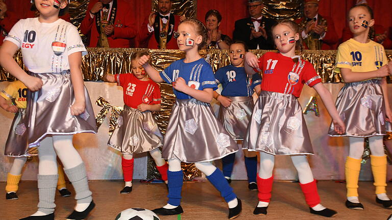 Die Bambinos als jüngste Tanzgruppe der RFG zeigten sich im WM-Fieber. Die Bambinos als jüngste Tanzgruppe der RFG zeigten sich im WM-Fieber.