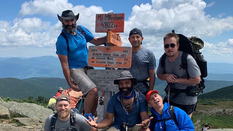 Berge wollen in der Gruppe erklommen werden. Peter Lengler steht im Bild links oben. Berge wollen in der Gruppe erklommen werden. Peter Lengler steht im Bild links oben.
