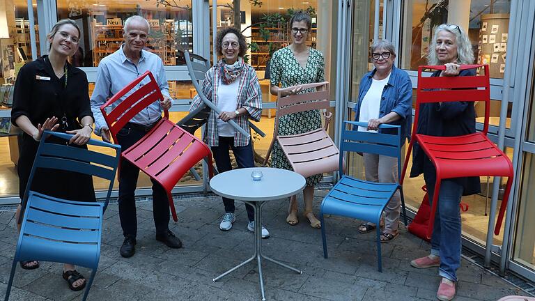 Das Vorstandsteam des Fördervereins freut sich gemeinsam mit dem Leitungsteam der Stadtbücherei, die neuen Stühle zu präsentieren (von links): Hanna Häußler, Rainer Greubel, Martha Maucher, Christine Ott, Ulla Rottmann und Reni Drechsel.