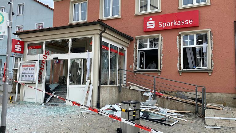 Unbekannte haben in der Nacht auf den 26. Februar zwei Geldautomaten in der Sparkassen-Filiale in Stadtlauringen gesprengt.