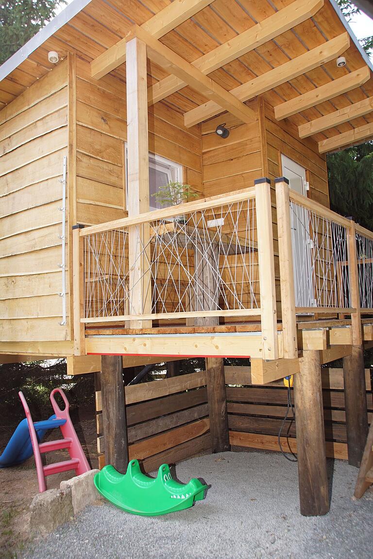 So sehen die in Geusfeld vorhandenen Stelzenhäuser aus. Sie bieten zwei Schlafplätze, ein Duschbad und eine Terrasse, sind also konkret auf Kurzaufenthalte ausgerichtet. So sehen die in Geusfeld vorhandenen Stelzenhäuser aus. Sie bieten zwei Schlafplätze, ein Duschbad und eine Terrasse, sind also konkret auf Kurzaufenthalte ausgerichtet.