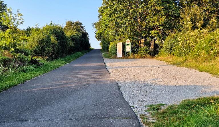 Bei Grillfeten mit 30 Leuten reichen im Normalfall die sieben Stellplätze auf dem öffentlichen Parkplatz 30 Meter unterhalb des Grillplatzes aus, wenn er nicht anderweitig durch Fahrzeuge von Hundeausführenden oder Wanderleuten belegt ist. Bei Grillfeten mit 30 Leuten reichen im Normalfall die sieben Stellplätze auf dem öffentlichen Parkplatz 30 Meter unterhalb des Grillplatzes aus, wenn er nicht anderweitig durch Fahrzeuge von Hundeausführenden oder Wanderleuten belegt ist.