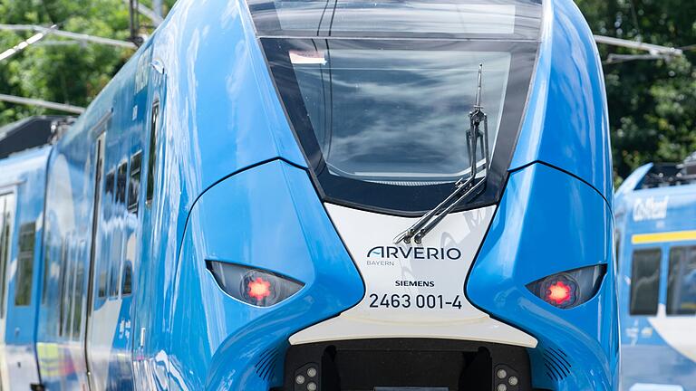 Ein Zug der Bahngesellschaft Arverio ist am Donnerstagnachmittag&nbsp; im Würzburger Stadtgebiet mehrere Stunden liegengeblieben (Symbolbild).&nbsp;