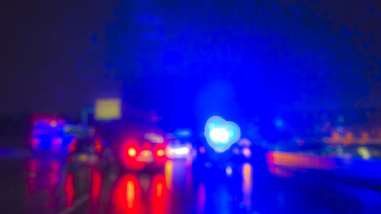 lighting of police car in the night during accident -blurred.       -  Symbolbild: Polizeieinsatz