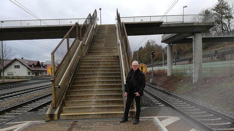 Mit Barrierefreiheit ist hier nichts: Christian Gutermuth an der Treppe zum Bahnsteig in Burgsinn. Mit Barrierefreiheit ist hier nichts: Christian Gutermuth an der Treppe zum Bahnsteig in Burgsinn.