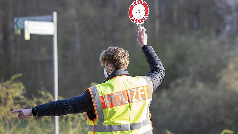 Eine simple Kontrolle (Symbolbild) wegen eines dubiosen Kennzeichens bei Würzburg führte auf die Fährte internationaler Geldautomaten-Sprenger.