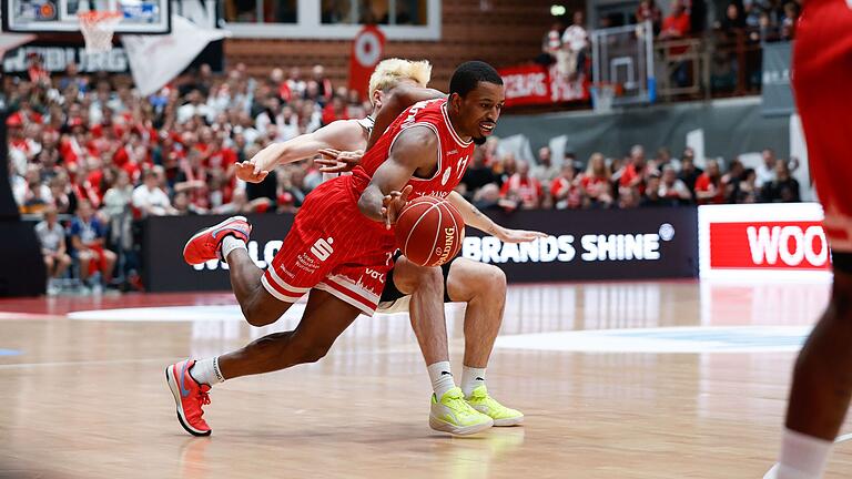 Isaiah Washington (am Ball) war mit 19 Punkten Würzburgs bester Schütze. Isaiah Washington (am Ball) war mit 19 Punkten Würzburgs bester Schütze.