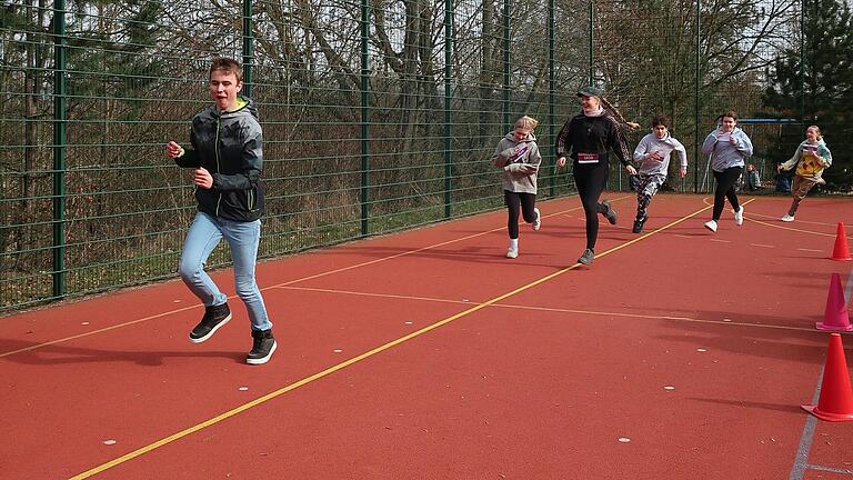 Schüler*innen beim Lauf. Schüler*innen beim Lauf.
