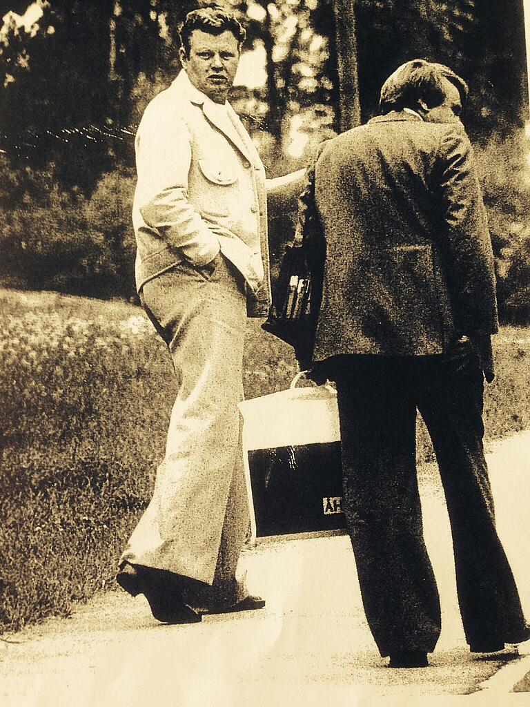 1978 in Stockholm: Friedrich Cremer (rechts) mit einem Offizier der Stasi. 1978 in Stockholm: Friedrich Cremer (rechts) mit einem Offizier der Stasi.