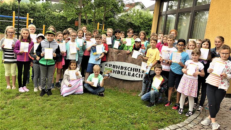 Das Bild zeigt alle Känguru-Teilnehmer der Sendelbacher Grundschule.