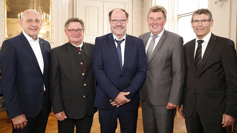 Ehrungen in der Würzburger Residenz. Unser Bild zeigt (von links): Paul Kruck, Gerhard Eck, Wolfgang Küber, Harald Schneider und Thomas Schiebel.