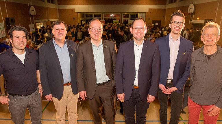 Die Kandidaten für den Bürgermeister in Karlstadt stellten sich in der Mehrzweckhalle in Laudenbach vor. Unser Bild zeigt sie umrahmt von den Main-Post-Moderatoren Markus Rill (links) und Karlheinz Haae (rechts). Weiter von links Stefan Rümmer (SPD), Armin Beck (Grüne), Michael Hombach (CSU) und Benedikt Kaufmann (Freie Wähler). Die Kandidaten für den Bürgermeister in Karlstadt stellten sich in der Mehrzweckhalle in Laudenbach vor. Unser Bild zeigt sie umrahmt von den Main-Post-Moderatoren Markus Rill (links) und Karlheinz Haae (rechts). Weiter von links Stefan Rümmer (SPD), Armin Beck (Grüne), Michael Hombach (CSU) und Benedikt Kaufmann (Freie Wähler).